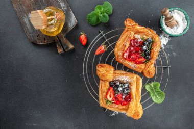 Arka planda böğürtlenli lezzetli puf börekleri. Uzun afiş biçimi. Üst Manzara. metin için boşluk kopyala.