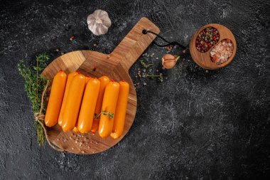 Tahta üzerinde çiğ sosisler, üst manzara. Boşluğu kopyala.