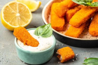 Soslu ve limonlu ekmek kırıntılarıyla kızartılmış balık kroket. afiş, menü, metin için tarif yeri, üst görünüm,