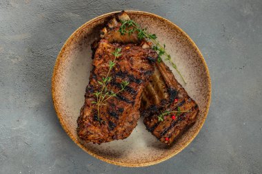 Kızarmış kuzu pirzolası. Restoran menüsü, diyet, yemek kitabı tarifi üst görünümü.