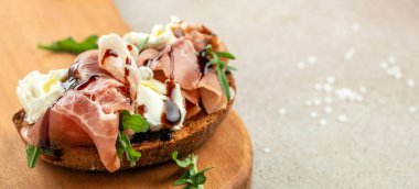 Prosciutto ve krem peynirli Aperatifler. Restoran menüsü, diyet, yemek kitabı tarifi üst görünümü.