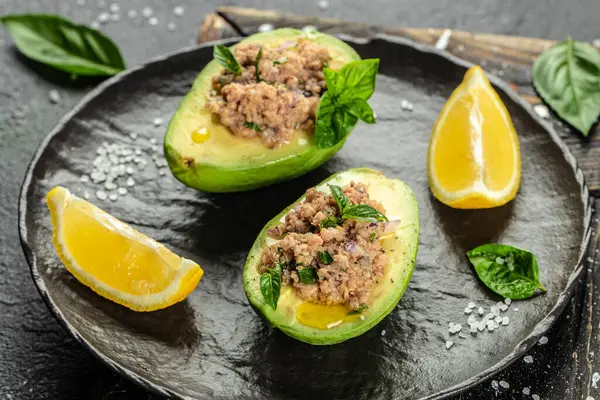 Avokado ile ton balığı salatası. Temiz yemek, diyet, vejetaryen yemek konsepti. Üst Manzara. metin için yer.