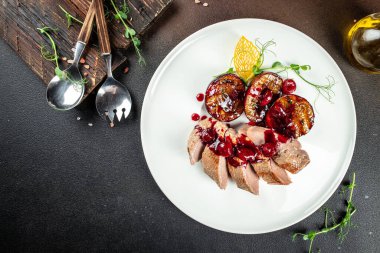 Erikli fırında ördek filetosu. Restoran menüsü, diyet, yemek kitabı tarifi üst görünümü.