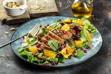 Izgara göğüs ve tabakta sebzeli ördek salatası.,