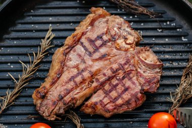 Biftekler ızgarada, yemekler şenlik ateşinde, yemek pişirme, açık hava aktiviteleri.,