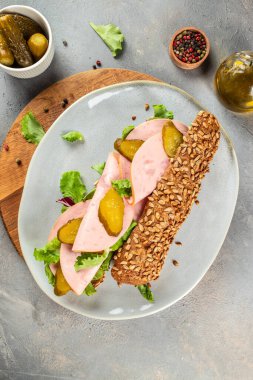 Sağlıklı çavdar ekmekli sandviç, jambon ve salatalık turşusu. Boşluğu kopyala,