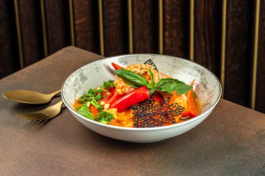 Sebzeli, biberli ve domatesli deniz ürünleri mürekkep balığı.,