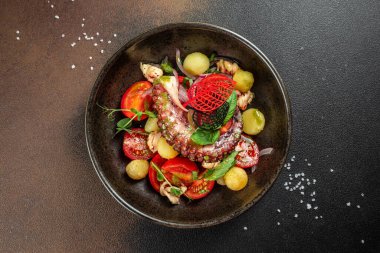 Deniz ürünleri yemeği. Geleneksel İtalyan Ahtapot ve Patates Salatası. en üstteki görünüm.