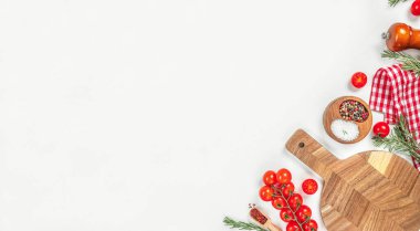 Baharatlı, otlu ve çatallı yiyecek arka planında kesim tahtası olan yemek malzemeleri, uzun afiş formatı, üst görünüm,