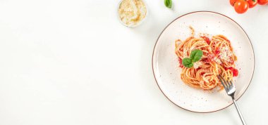 Domates soslu spagetti, parmesan ve fesleğen, klasik İtalyan mutfağı. Uzun pankart biçimi, üst görünüm.