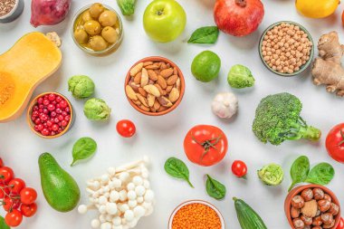 sağlıklı yiyecek, sebze, tohum, fındık ve meyveler beyaz arka plan görünümünde.