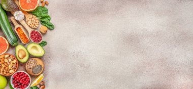 Sağlıklı protein yiyeceği. Farklı sebzeler, tohumlar ve meyveler. Diyet temiz yeme konsepti. Uzun afiş biçimi. en üstteki görünüm.