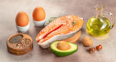 sağlıklı yağlar. Omega-3 'ün hayvan ve sebze kaynakları. Uzun afiş biçimi. en üstteki görünüm.