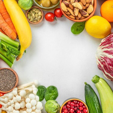 Sağlıklı gıda meyveleri, sebzeler, tohumlar, süper yiyecekler, beyaz arka planda mısır gevrekleri. Boşluğu kopyala.