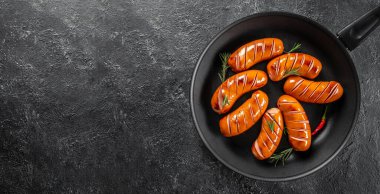 Arka planda tavada ızgara sosis. Üst Manzara. metin için boşluk kopyala,