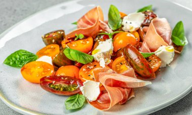 Prosciutto 'lu salata, jambon ve vişneli domates, İtalyan antipatik şarap atıştırmalıkları. Yemek tarifi geçmişi. Kapat..