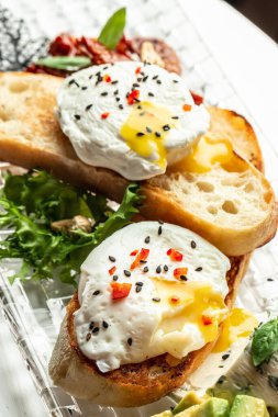 Avokado tostu, haşlanmış yumurta, lezzetli kahvaltı ya da atıştırmalık, temiz yemek, diyet, vegan gıda konsepti. en üstteki görünüm.