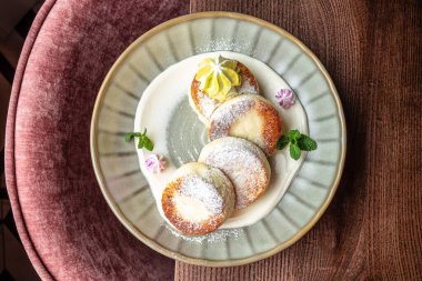 Kahvaltıda ekşi kremalı süzme peynirli krep.,