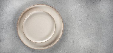 Beton arka planda seramik plakalar, uzun afiş formatında. Üst Manzara. metin için boşluk kopyala,