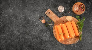 Tahta üzerinde çiğ sosisler, üst manzara. Boşluğu kopyala.