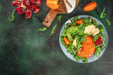 Taze yeşillikli hurma salatası, avokado, Camembert peyniri ve nar, üst manzara. metin için boşluk kopyala,