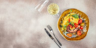 deniz ürünleri, peynir soslu fettuccine makarna, lezzetli, midye, İtalyan restoranı, fotokopi odası manzaralı.