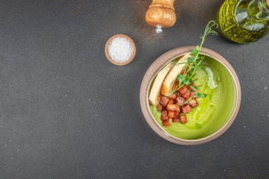 Yeşil sebzeli brokoli, yeşil bezelye, kremalı ıspanak ve pastırma. Üst Manzara. metin için boşluk kopyala.