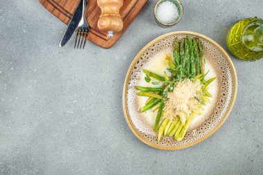 Peynirli ızgara kuşkonmaz salatası, sağlıklı yemek konsepti. Boşluğu kopyala, üst görünüm,