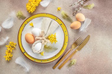 Paskalya yemeği için seramik tabaklar ve paskalya yumurtaları..