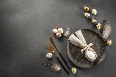 Paskalya kahvaltısı sofrası. Koyu arkaplanda Paskalya yumurtaları olan masa ayarı.