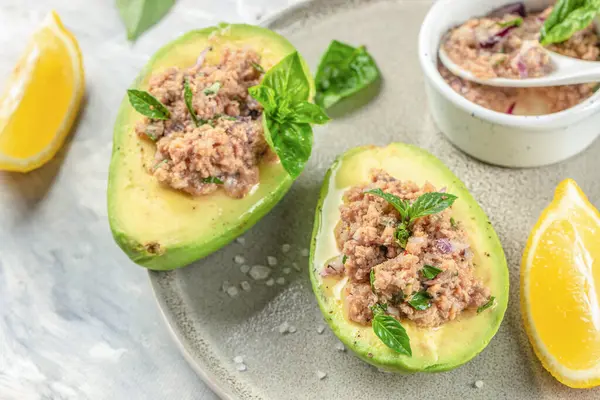 Avokado ile ton balığı salatası. Temiz yemek, diyet, vejetaryen yemek konsepti. Üst Manzara. metin için yer.