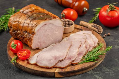 Lezzetli jambon. Sanatsal tütsülenmiş domuz pastırması ahşap bir tahtanın üzerinde, üst manzara.