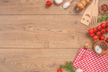 Masada yemek pişirmek için malzemeler, eski ahşap arka planda sebzeler, vejetaryen yemekleri pişirmek için sağlıklı yiyecekler.,