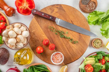 Kesme tahtası etrafında pişirme malzemeleri, gıda arka planı konsepti,