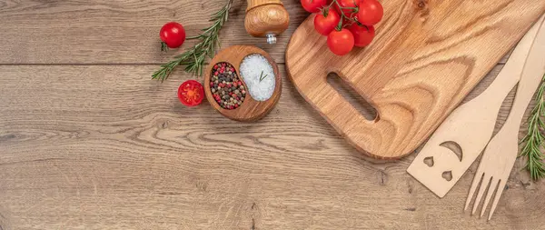 Ahşap zeminde yemek ve mutfak aletleri pişirmek için malzemeler. en üstteki görünüm.