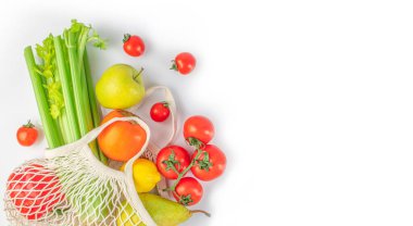 Sebzeli ipek poşeti, çiftçi pazarında beyaz arka planda meyveler. Sıfır atık, plastiksiz konsept, üst manzara. Boşluğu kopyala,