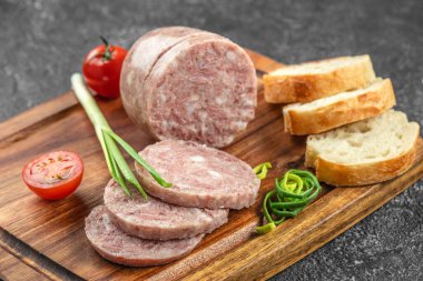 Kafası doğranmış. Ahşap bir tahtanın üzerinde domuz eti ürünü, üst manzara. Boşluğu kopyala,