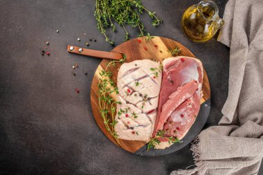 Çiğ ördek göğsü filetosu koyu bir arka planda taze et. Üst Manzara. metin için boşluk kopyala.