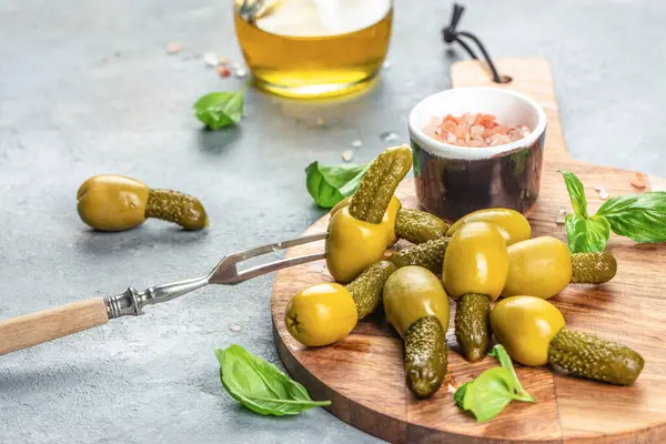 Hafif arka plan manzaralı salatalık turşusuyla doldurulmuş zeytinler. metin için yer.