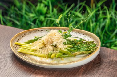 Peynirli kuşkonmaz, süper yiyecek konsepti. Sağlıklı, temiz yemek. Vegan ya da glütensiz diyet,