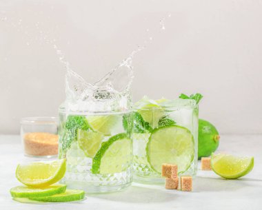 Mojito kokteyli. Limonlu mojito kokteyli ve bardakta nane şekeri, dondurucu hareketli meyve suyu..