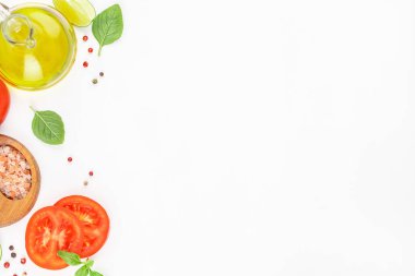 Beyaz arka planda çeşitli otlar ve baharatlar. aşçılık konsepti, afiş, menü, tarif kopya alanı, üst görünüm,