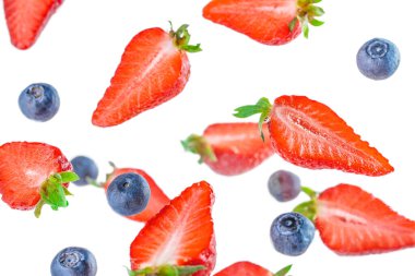 Ahşap arka planda taze organik yaban mersini ve çilek. Üst görünüm Sağlıklı yeme kavramı.