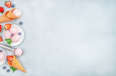 Taze böğürtlen, koni ve bir kepçe çilekli dondurma, çilekli dondurma.,