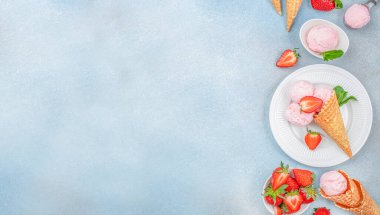 Konili lezzetli çilekli dondurma, yaz konsepti..