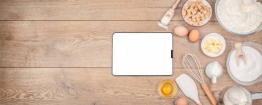 Tablet, hamur işi veya kek malzemesi, esmer şeker, tereyağı, un, yumurta ve çatal bıçaklı süt ile şablon oluşturur..