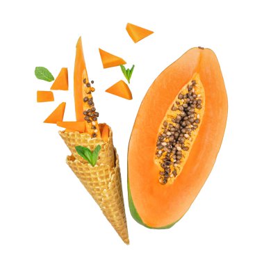 Papaya parçaları, waffle külahları, tatlı, beyaz arka planda izole edilmiş dondurma..