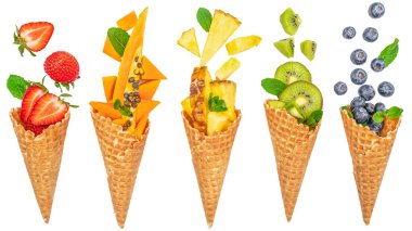 Taze kivi meyveli dondurma külahı, çilek, yabanmersini, papaya ve ananas, sağlıklı yaz konsepti.