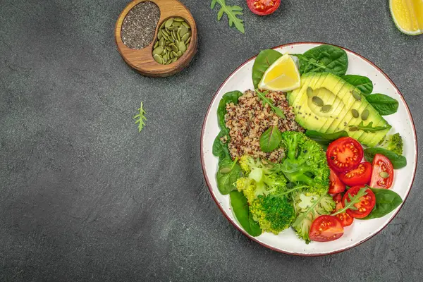 avokado, brokoli ve domatesli sağlıklı vejetaryen yemek kasesi. Üst Manzara. metin için boşluk kopyala.