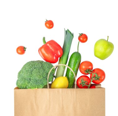 Kağıt torba içinde sağlıklı vejetaryen yiyecekler, sebzeler ve beyaz üzerine izole edilmiş meyveler. Kraft kağıt eko gıda ambalajı.